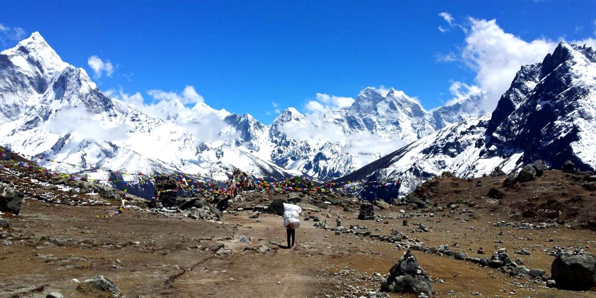 DUGLHA – LOBUCHE (4930 M) 5 hrs trek 